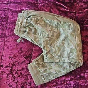 Time & Tru camo capris 8